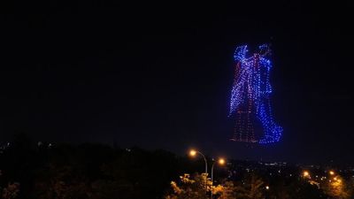 Más de mil drones iluminan el cielo de Madrid en La Latina para conmemorar el 2 de Mayo