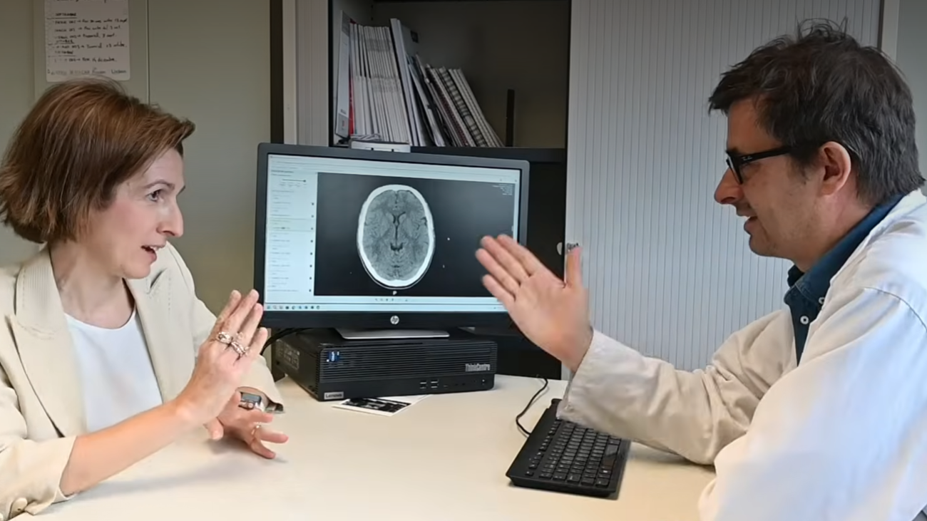 Consulta de una paciente de ictus y un especialista del Hospital Gregorio Marañón