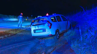 Un taxista se la sale de la vía en la M-301, en Villaverde, al quedarse dormido