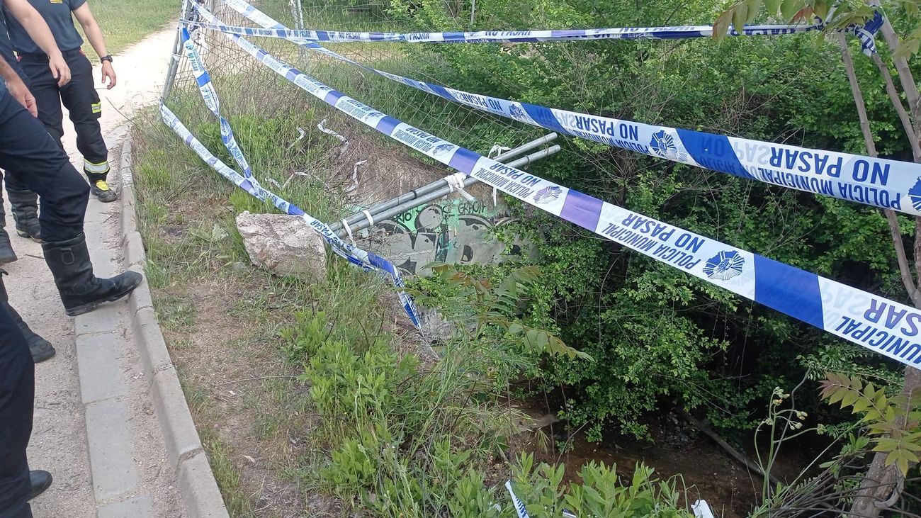 Lugar donde se precipitó el ciclista hasta el cauce del arroyo Meaques, en Pozuelo de Alarcón