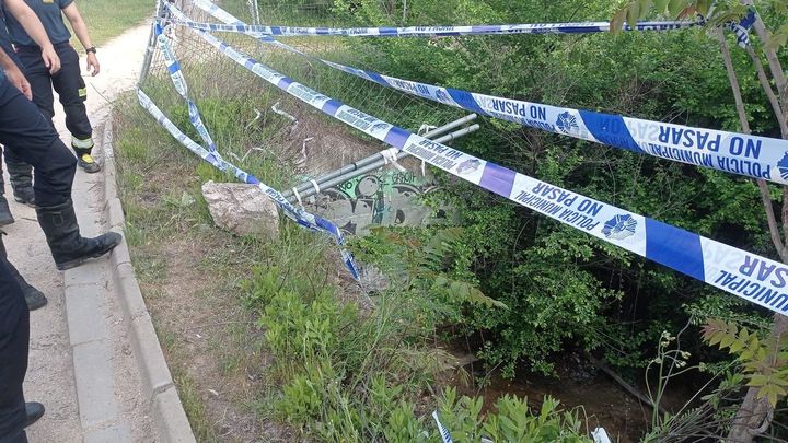 Llevan a la Fiscalía el peligroso paso entre el metro ligero y el arroyo Meaques, en Pozuelo