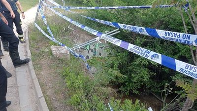 Llevan a la Fiscalía el peligroso paso entre el metro ligero y el arroyo Meaques, en Pozuelo