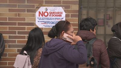 Ruidos nocturnos, el daño colateral para los vecinos de las colas de inmigrantes en Madrid