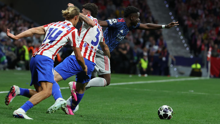 Marcos Llorente, Bukayo Saka y Matteo Ruggeri / EFE
