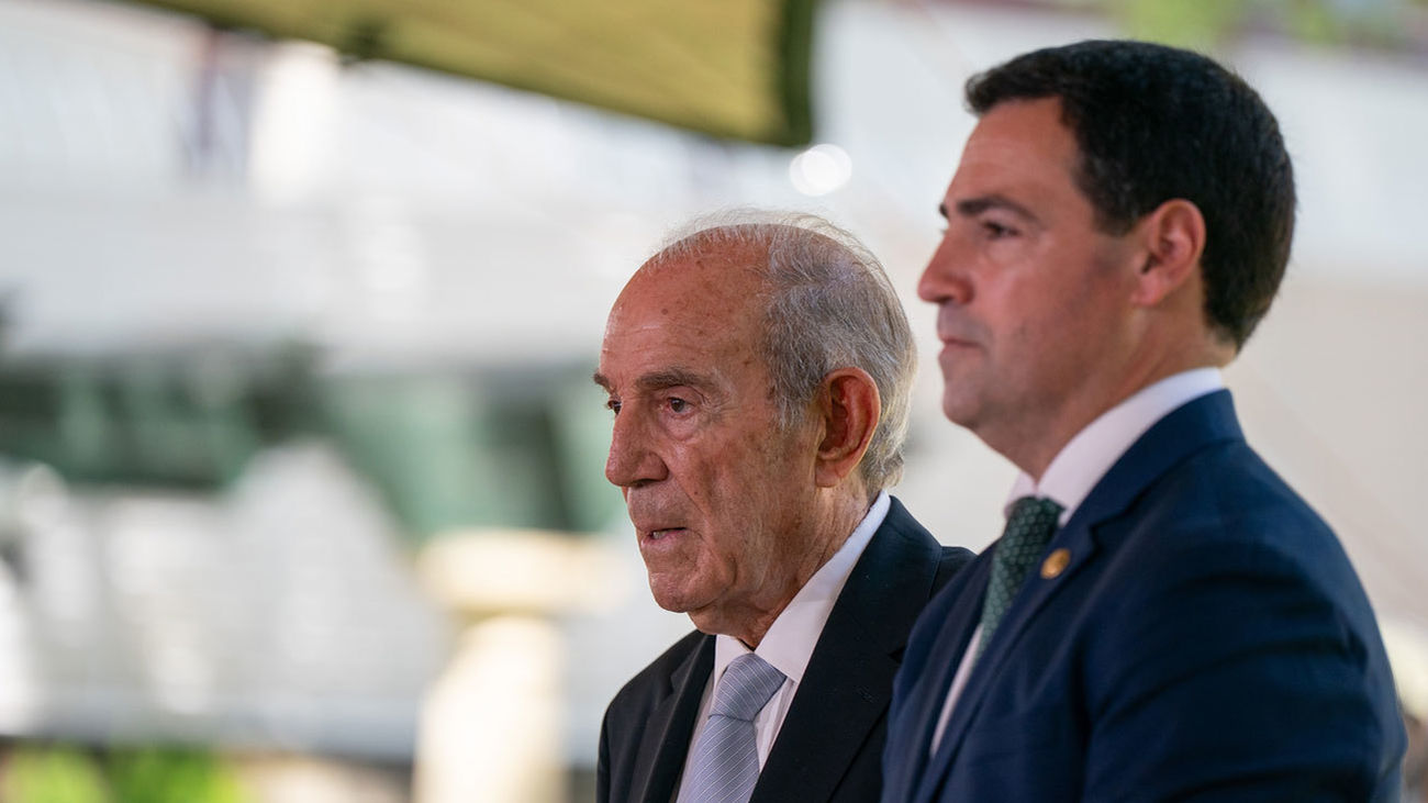 El exlehendakari Carlos Garaikoetxea (izqda) junto a Imanol Pradales (dcha)