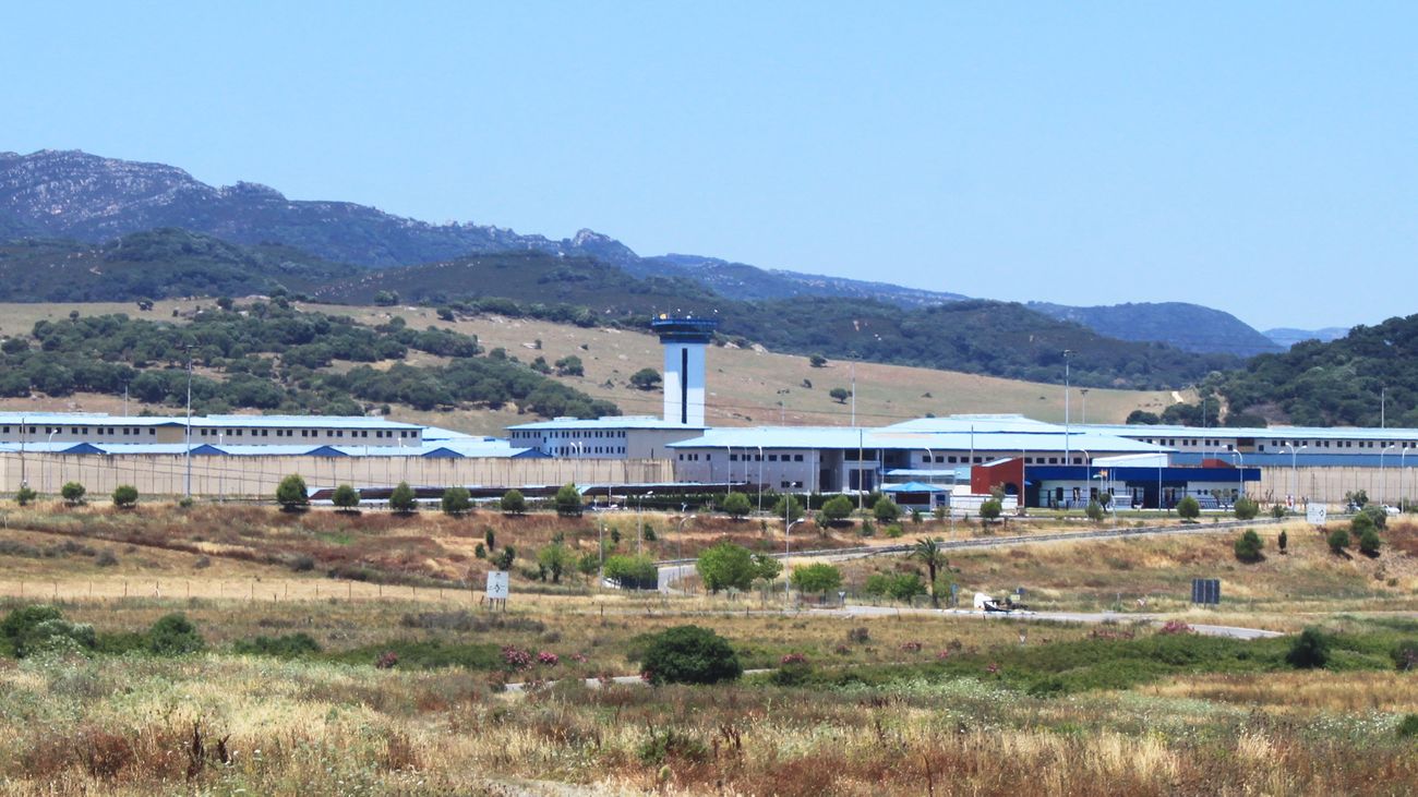 Detenida una mujer por intentar introducir dos folios impregnaos en droga en la cárcel de Botafuegos, Almería
