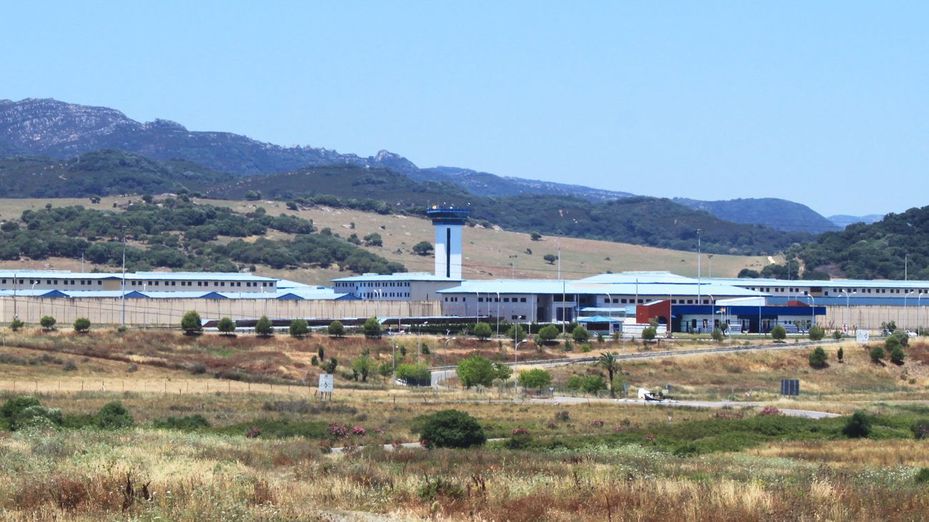 Detenida una mujer por intentar introducir dos folios impregnaos en droga en la cárcel de Botafuegos, Almería