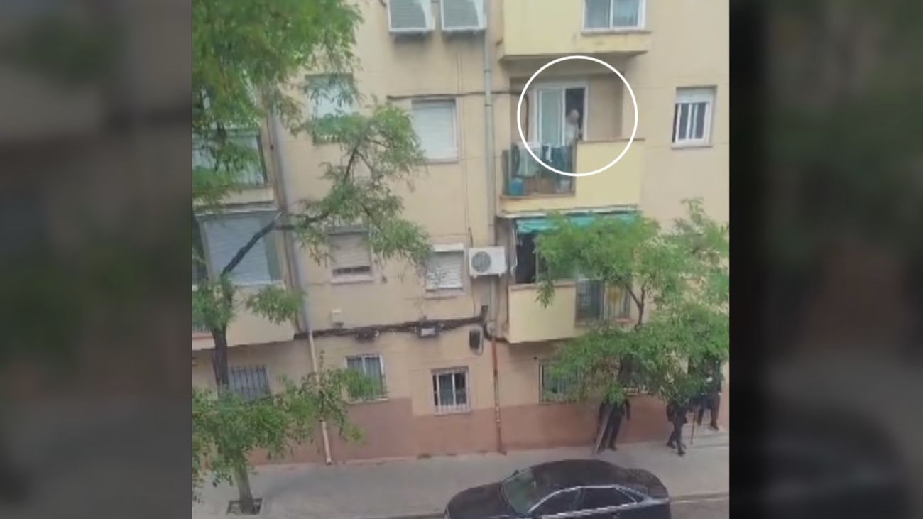 Detenido un vecino de Carabanchel tras atrincherarse en su vivienda con dos cuchillos y amenazar con explosionar el edificio