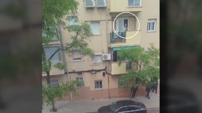 Detenido un vecino de Carabanchel tras atrincherarse en su vivienda con dos cuchillos y amenazar con explosionar el edificio