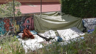 Los asentamientos ilegales se disparan en Madrid: tiendas de campaña y basura en un solar Carabanchel