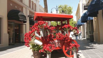 Las Rozas Village se viste de castizo: abanicos, claveles y banderillas en un homenaje a Madrid