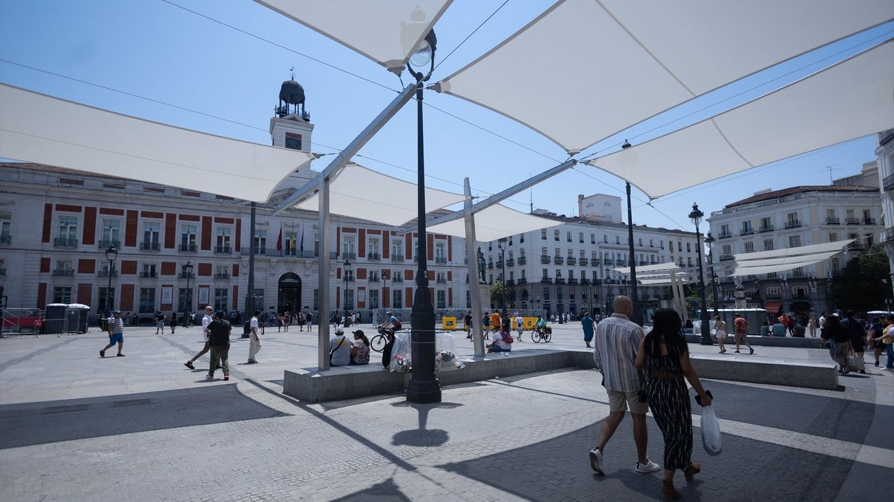 Comienza el montaje de los toldos de Sol para que estén operativos el próximo 1 de junio