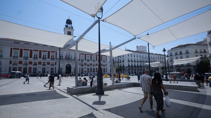 Comienza el montaje de los toldos de Sol para que estén operativos el próximo 1 de junio