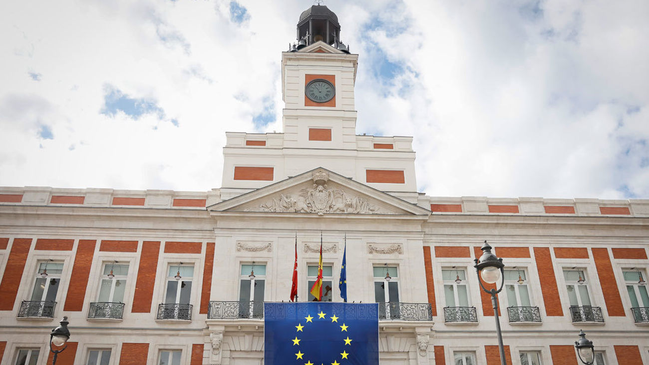 La bandera de la Unión Europea luce en la fachada de la Real Casa de Correos por el Día de Europa