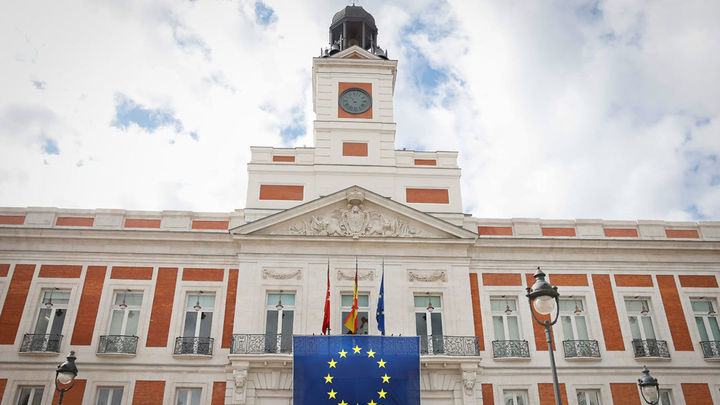 La bandera de la Unión Europea luce en la fachada de la Real Casa de Correos por el Día de Europa