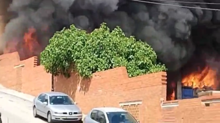 Un incendio sin heridos derrumba tres casas unifamiliares en Morata de Tajuña