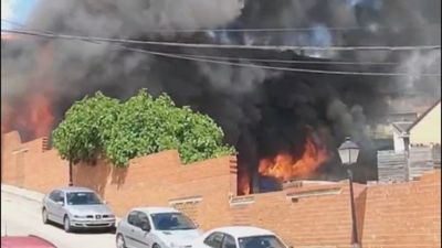 Un incendio sin heridos derrumba tres casas unifamiliares en Morata de Tajuña