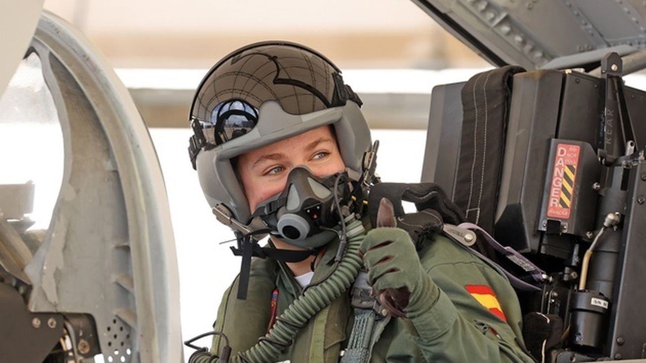 Leonor continúa su formación aérea con el vuelo en un caza  junto a un instructor