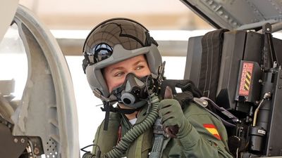 Leonor continúa su formación aérea con el vuelo en un caza  junto a un instructor