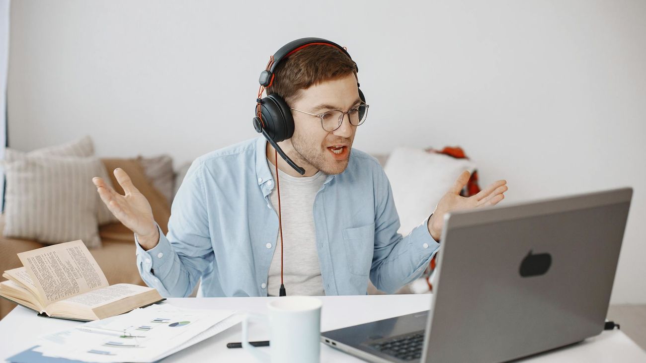 El 65% de los profesionales en España no desconecta del trabajo en vacaciones