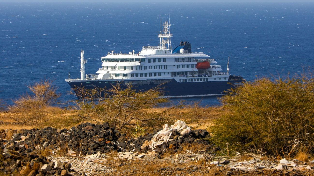 El crucero con hantavirus fondeado en Cabo Verde