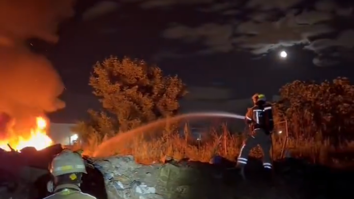 Bomberos de Alcorcón extinguen un incendio forestal en una finca particular