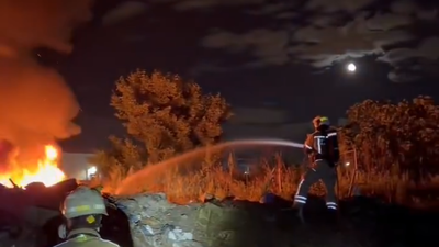 Bomberos de Alcorcón extinguen un incendio forestal en una finca particular