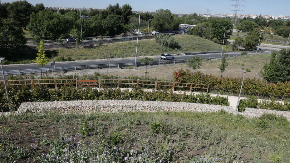 Una tira verde en Orcasitas frente a la M-40 y la A-42