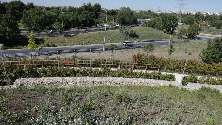 Una tira verde en Orcasitas frente a la M-40 y la A-42