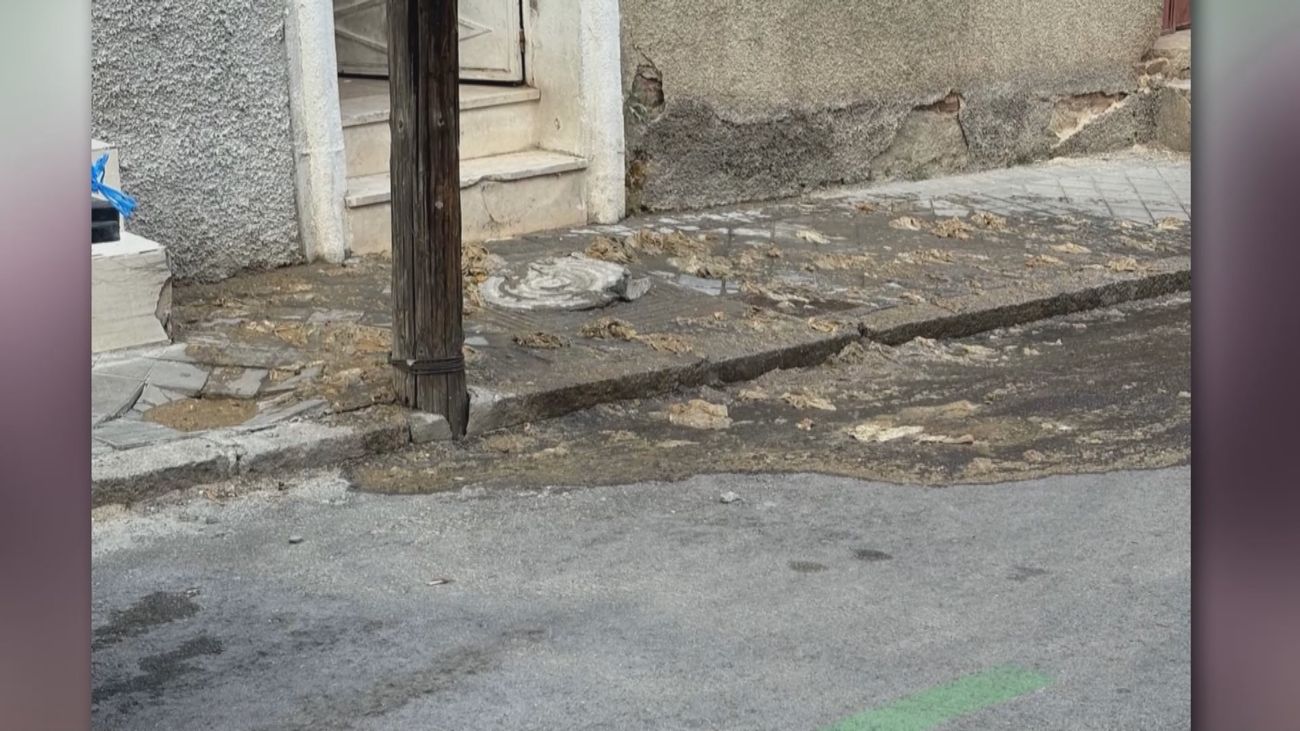 Un géiser de aguas fecales inunda una calle de Ciudad Lineal por la rotura de la acometida de un edificio okupado