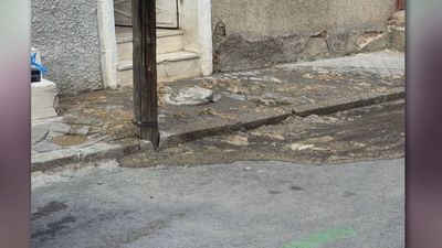 Un géiser de aguas fecales inunda una calle de Ciudad Lineal por la rotura de la acometida de un edificio okupado