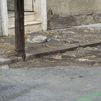 Un géiser de aguas fecales inunda una calle de Ciudad Lineal por la rotura de la acometida de un edificio okupado