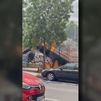 Las llamas vuelven a Entrevías: queman una infravivienda bajo una pasarela del bulevar en pleno día