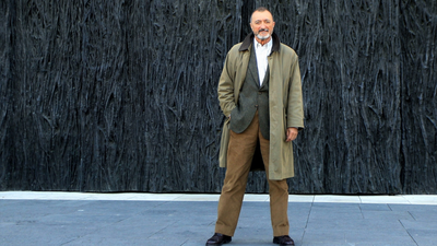 Pérez-Reverte revive su etapa como reportero de guerra en 'Enviado especial'