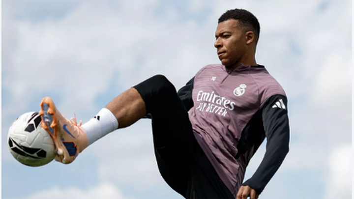 Mbappé trabaja parte del entrenamiento con el grupo y apunta al clásico