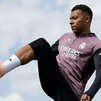 Mbappé trabaja parte del entrenamiento con el grupo y apunta al clásico