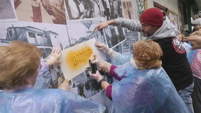 Vuelven las abuelas grafiteras de Lavapiés para poner color al barrio