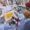 Vuelven las abuelas grafiteras de Lavapiés para poner color al barrio