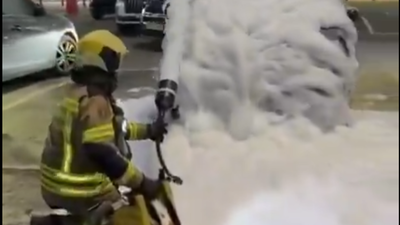 Sofocado el incendio de un coche en el aparcamiento de Parque Oeste, Alcorcón