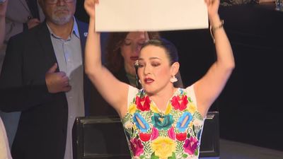 Interrumpen el discurso de Ayuso en Aguascalientes tras recibir las llaves de la ciudad