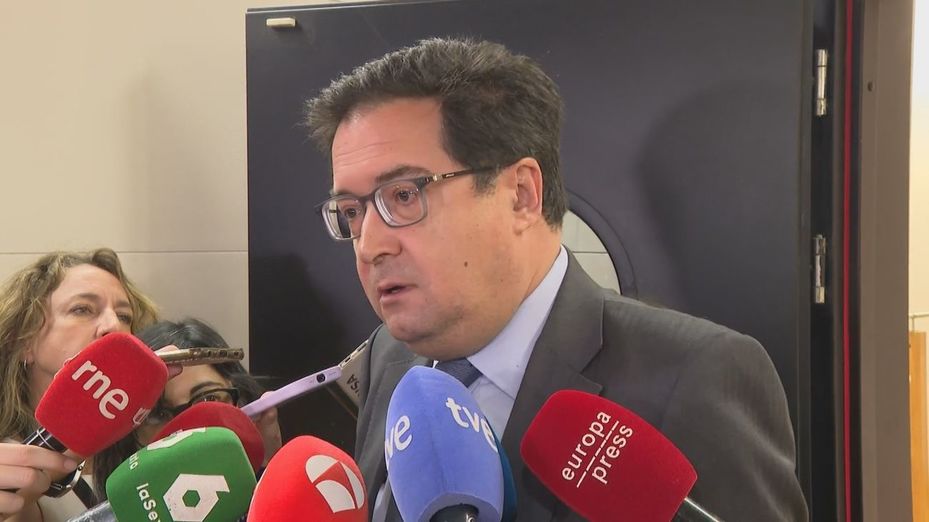Óscar López, demandado por difundir el bulo de una bomba lapa contra Sánchez