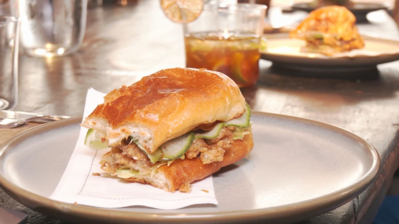 Javi Estévez, el chef Estrella Michelin, reinventa el bocadillo de gallinejas para San Isidro