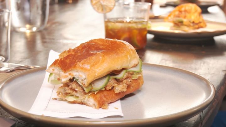 Javi Estévez, el chef Estrella Michelin, reinventa el bocadillo de gallinejas para San Isidro