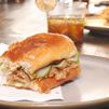Javi Estévez, el chef Estrella Michelin, reinventa el bocadillo de gallinejas para San Isidro