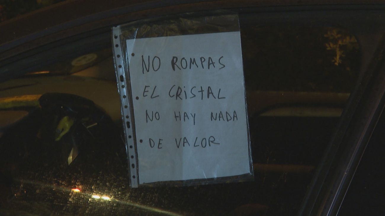 "No rompas el cristal, no ha nada de valor": el mensaje de los vecinos de Puente de Vallecas a los ladrones que roban sus coches