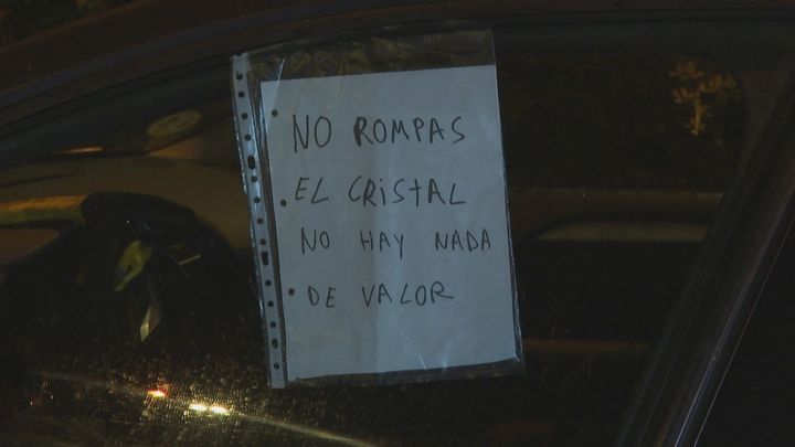 "No rompas el cristal, no hay nada de valor": el mensaje de los vecinos de Puente de Vallecas a los ladrones que roban sus coches