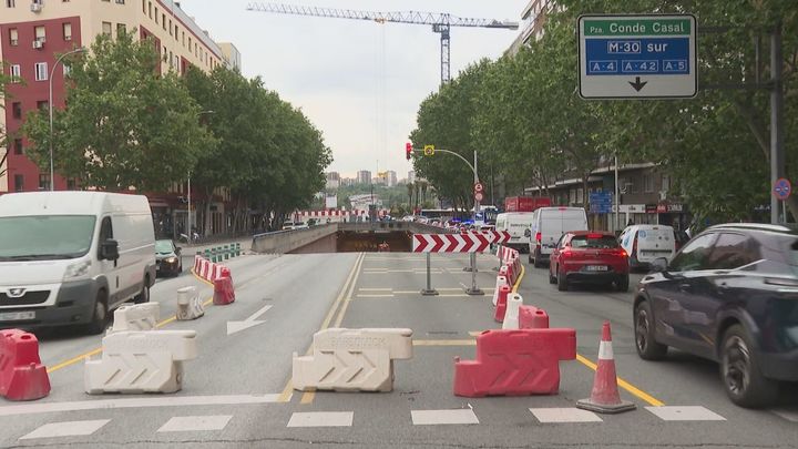 Retenciones y complicaciones en los accesos a Conde de Casal tras el cierre del túnel por obras