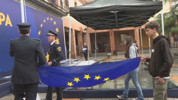 La bandera de la UE ondea en Las Rozas para celebrar el Día de Europa