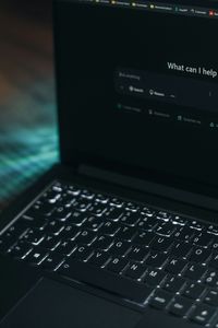 La Inteligencia Artificial como apoyo emocional: ¿ayuda real o riesgo silencioso?