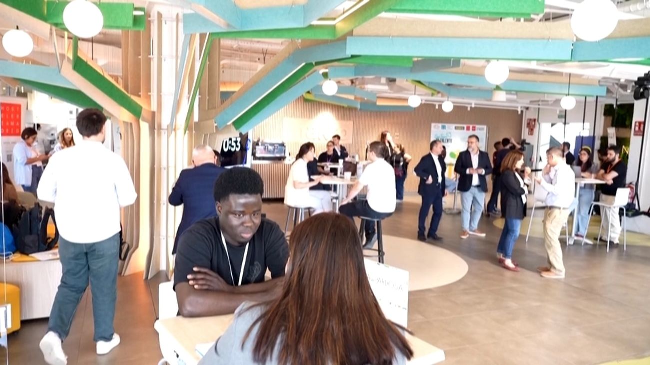 La Comunidad de Madrid reúne a jóvenes y empresas de hostelería en una jornada de entrevistas rápidas para el empleo